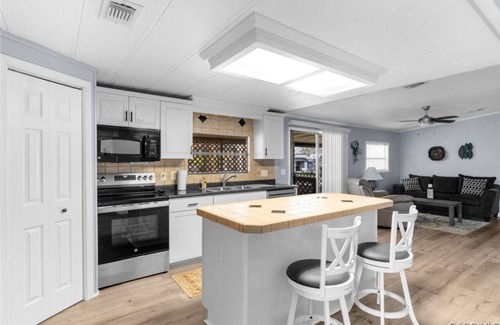 Homosassa House | Located on the Homosassa River. Min. from the Gulf. Dock space for large boats.