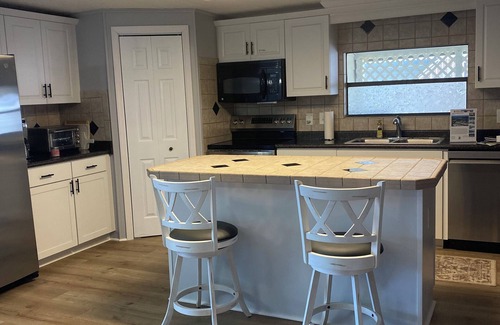 Homosassa House | Located on the Homosassa River. Min. from the Gulf. Dock space for large boats.