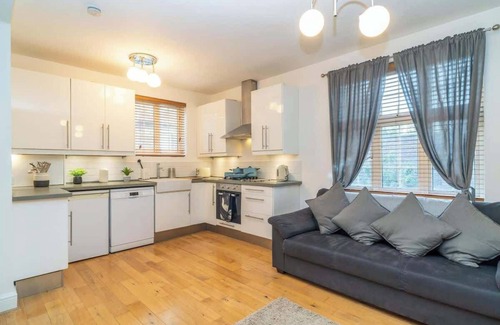Somers Town Apartment | Location! 2 bed/2bath - Pro Host