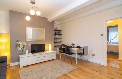 Somers Town Apartment | Location! 2 bed/2bath - Pro Host