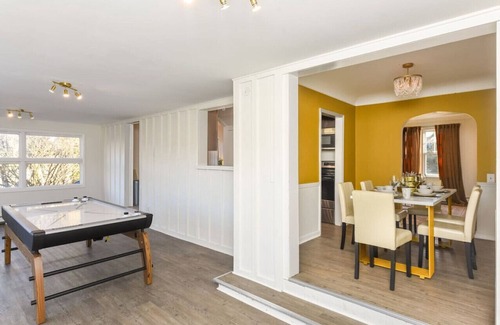 Ann Arbor House | ~Location~ 3 Min to UOFM: Cozy Retro Art Deco Home