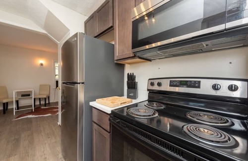 Ann Arbor House | ~Location~ 3 Min to UOFM: Cozy Retro Art Deco Home