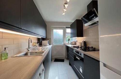 Nottingham House | Location-Comfortable Beds-Free Parking-Families