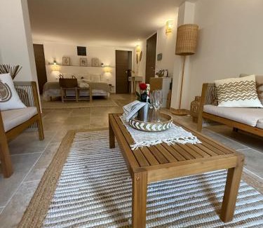 Mandelieu-La-Napoule Bed & Breakfast | Location de chambre Villa les allamandas
