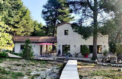 Noves Villa | Location de Vacances Avec Piscine Jardin et vue sur les Alpilles