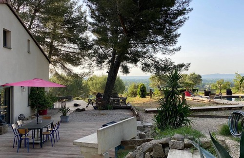Noves Villa | Location de Vacances Avec Piscine Jardin et vue sur les Alpilles