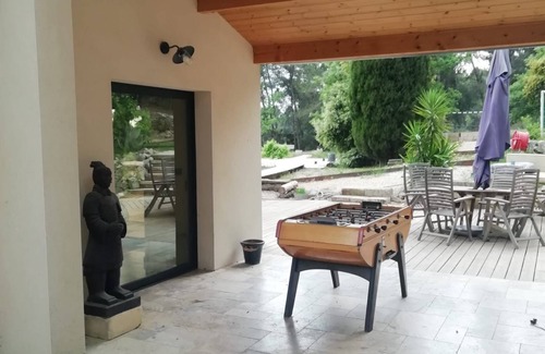 Noves Villa | Location de Vacances Avec Piscine Jardin et vue sur les Alpilles