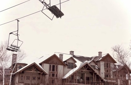 Hunter Condo | LOCATION! LOCATION!LOCATION! Luxurious Ski In/Out Jet-Set Condo nNEWLY RENOVATED