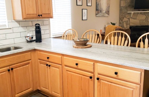Helen Cottage | 🍺LOCATION! Only 1 mile to downtown Helen. 2 Bedroom, 2 Bath. Gated Community.