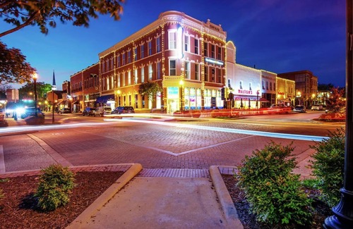 Bentonville House | Location! Slaughter Pen Trail, Museums, Walmart. King Bed too!