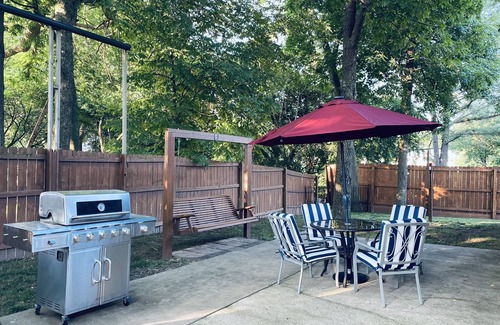 Bentonville House | Location! Slaughter Pen Trail, Museums, Walmart. King Bed too!