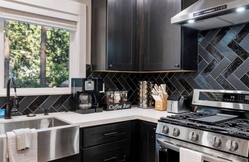Lower Kingsbury House | Location Views! 3b3.5b Sleeps 8!