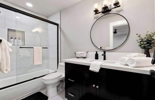 Lower Kingsbury House | Location Views! 3b3.5b Sleeps 8!