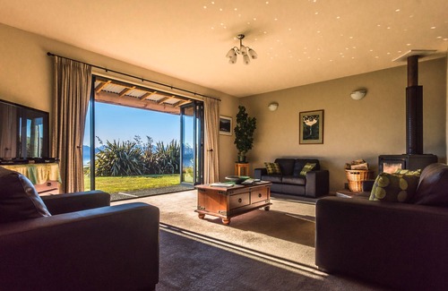 Te Anau House | Loch Vista Lake View Villa Accommodation