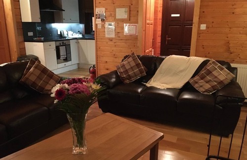 Fort William Ski Chalet | Lochside Luxury. Wood burning stove. Huge deck. En-suite. Lots of parking.