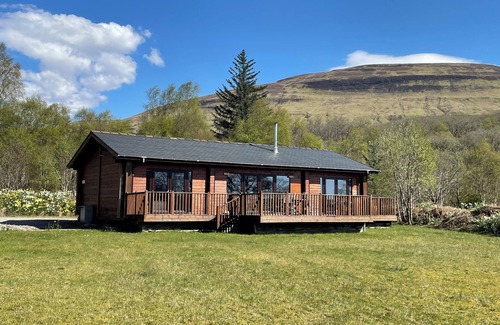 Fort William Ski Chalet | Lochside Luxury. Wood burning stove. Huge deck. En-suite. Lots of parking.