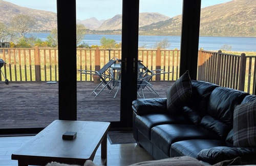 Fort William Ski Chalet | Lochside Luxury. Wood burning stove. Huge deck. En-suite. Lots of parking.