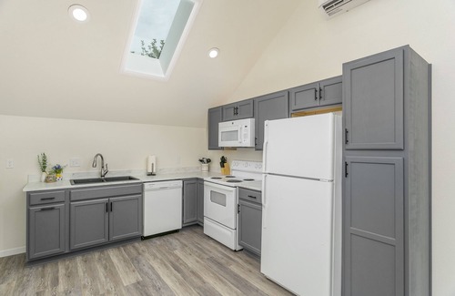 Windsor House | Locust Loft in Old Town Windsor. Near main park.