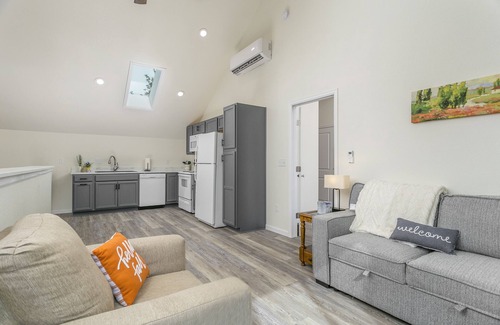 Windsor House | Locust Loft in Old Town Windsor. Near main park.