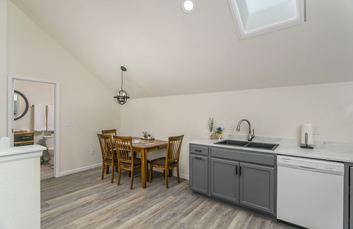 Windsor House | Locust Loft in Old Town Windsor. Near main park.