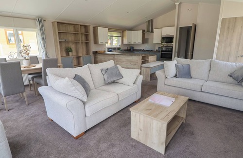Saint Asaph Cottage | LODGE 3, pet friendly, country holiday cottage, with pool in St Asaph