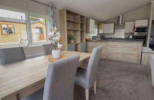Saint Asaph Cottage | LODGE 3, pet friendly, country holiday cottage, with pool in St Asaph