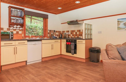 Liverton Cottage | LODGE 45 - LAZY BEAR, pet friendly, with pool in Chudleigh