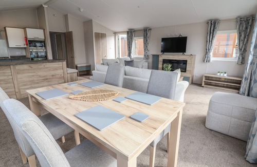 Saint Asaph Cottage | LODGE 9, pet friendly, country holiday cottage, with pool in St Asaph