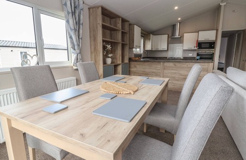 Saint Asaph Cottage | LODGE 9, pet friendly, country holiday cottage, with pool in St Asaph