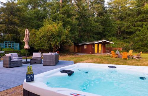 Oak Harbor House | Lodge at Deception Pass by AvantStay Trails Hot Tub Walk to Cornet Bay