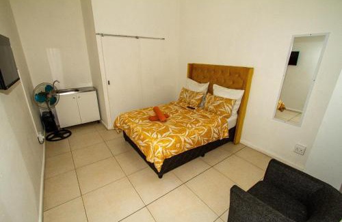 Cape Town Cabin | Lodge Luxe, Cozy Bedrooms, Free WiFi, Robust Security