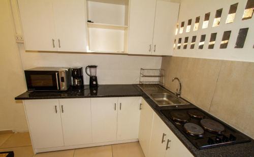 Cape Town Cabin | Lodge Luxe, Cozy Bedrooms, Free WiFi, Robust Security