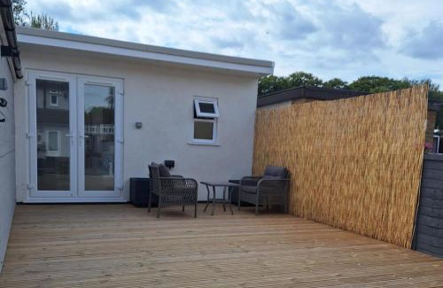 Sidcup Apartment | Lodge - Sleeps 2 - Pet friendly - Parking - Patio
