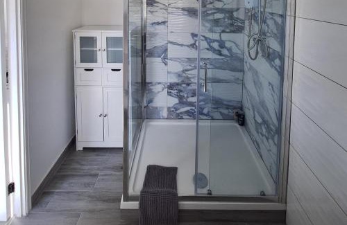 Sidcup Apartment | Lodge - Sleeps 2 - Pet friendly - Parking - Patio