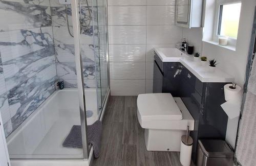 Sidcup Apartment | Lodge - Sleeps 2 - Pet friendly - Parking - Patio