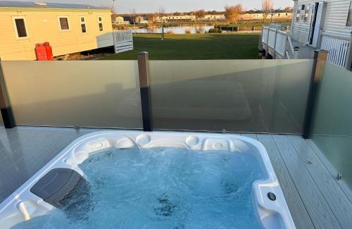 Ingoldmells Apartment | Lodge with hot tub - Waterside, Ingoldmells - pet friendly, WiFi, bed linen - Meadow Lakes Caravan & Lodge Hire