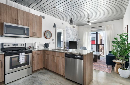 Midtown Apartment | Lodgeur | Elegant & energetic 1BR loft | Midtown