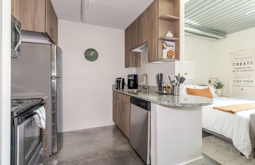 Midtown Apartment | Lodgeur | Trendy studio loft w/patio | Midtown