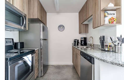 Midtown Apartment | Lodgeur | Trendy studio loft w/patio | Midtown