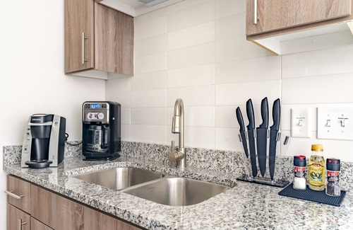 Midtown Apartment | Lodgeur | Trendy studio loft w/patio | Midtown