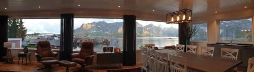Hamnøya House | Lofoten panoramic luxury home with sauna