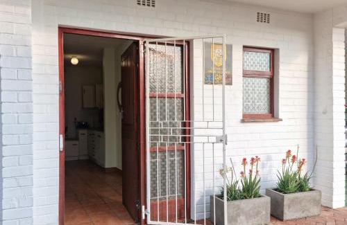 Gordons Bay Central Apartment | Loft Cottage, sleeps 2. Central and Cozy!