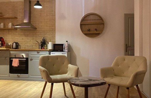 Hyeres City Centre Apartment | Loft Romantique - Spa Privatif - Spa Noctambulles