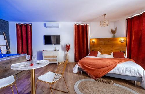 Hyeres City Centre Apartment | Loft Romantique - Spa Privatif - Spa Noctambulles