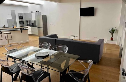 Combat Apartment | Loft Spacieux 4 Minutes du Métro Buttes Chaumont