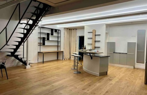 Combat Apartment | Loft Spacieux 4 Minutes du Métro Buttes Chaumont