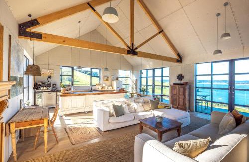 Waiheke Island House | Loft & Workroom, Woodside Bay - Be My Guest Waiheke