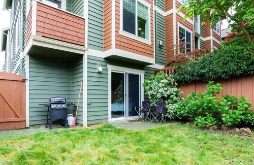 Miller Park Apartment | Loftium | Cozy spot w backyard tucked in unbeatable location