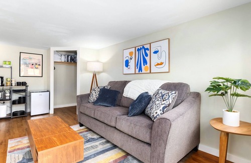 Southeast Magnolia Apartment | Loftium | Fabulous & Chic Guest Suite in Magnolia!