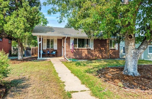 University Apartment | Loftium | Lovely & Cozy Basement Level Suite Near DU!